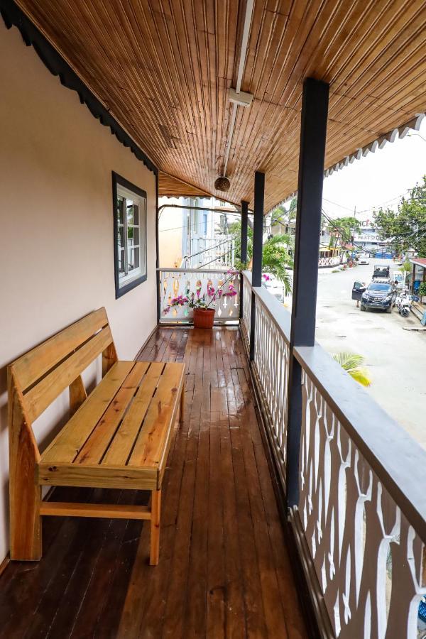 Cat In The Cup B&B Bocas Town Bagian luar foto